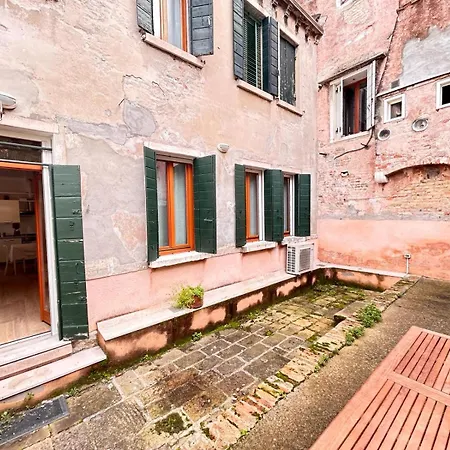 Ca Lion By Venicevillas, Vicino Biennale Apartment *